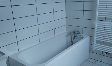 Pose d'une baignoire sur la commune de Saint-Georges-de-mons-Les Ancizes-Manzat