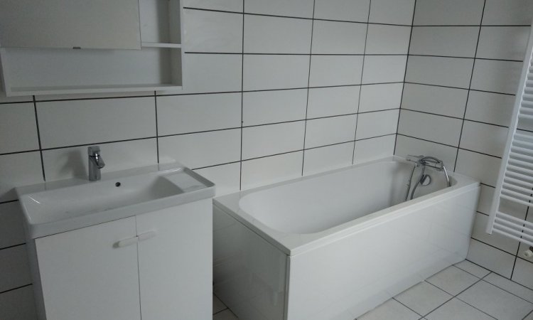 Pose du meuble de salle de bain sur la commune de Saint-Georges-de-mons-Les Ancizes-Manzat